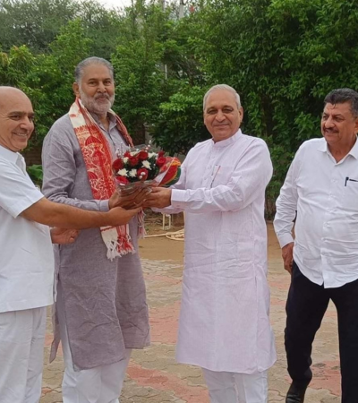 हरियाणा विधानसभा के डिप्टी स्पीकर रणवीर सिंह गंगवा शुक्रवार प्रातः हरियाणा भाजपा के पूर्व प्रदेश अध्यक्ष एवं पूर्व शिक्षा मंत्री प्रो.रामबिलास शर्मा की आवास पर पहुंचे।