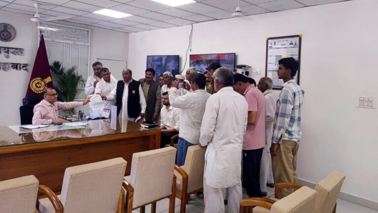 सेम और जलभराव के मुद्दे पर किसानों ने किया डीसी कार्यालय पर प्रदर्शन, मुख्यमंत्री को भेजा मांग पत्र